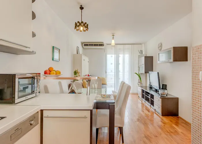 Apartamento Comfy & Urban On Znjan Near *