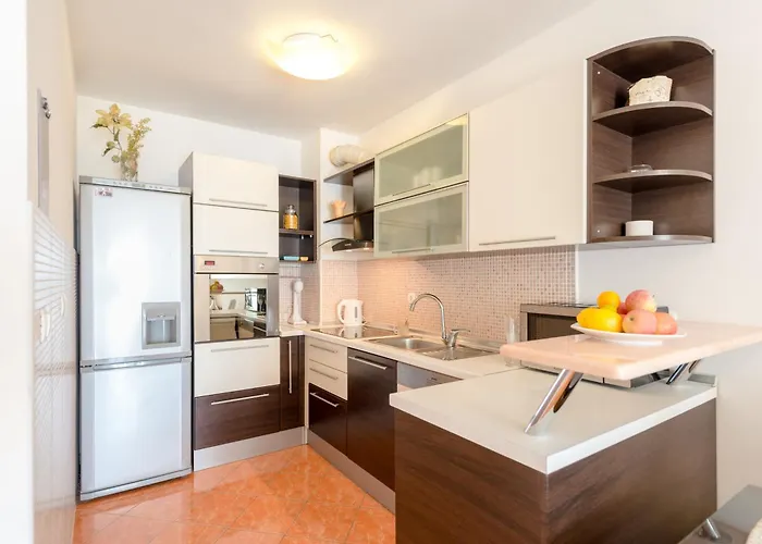 Comfy & Urban On Znjan Near Apartamento