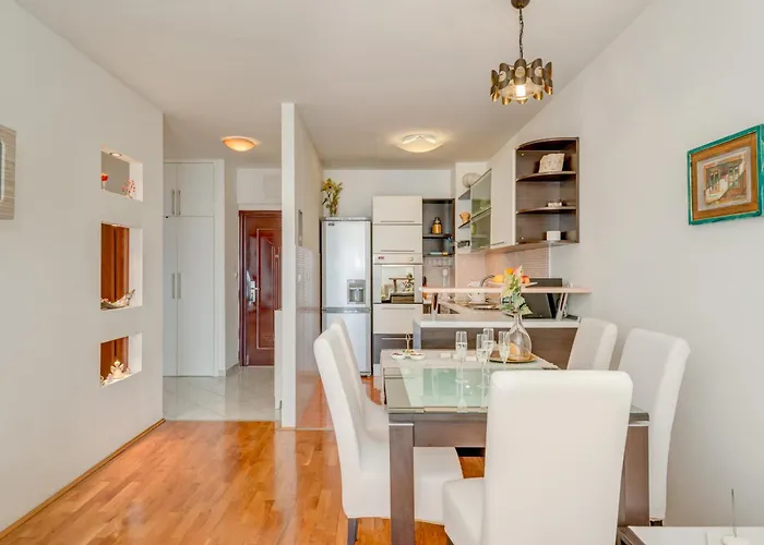 Comfy & Urban On Znjan Near Apartamento